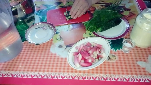 Холодний суп на овочевій основі  супер страва при жаркій погоді.Kalte Suppe  Auf Gemüsebasis.