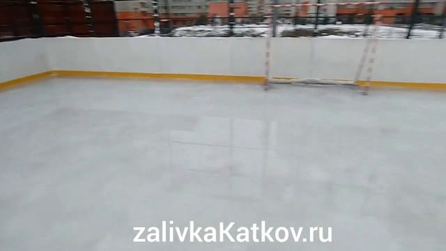 Очистка хоккейной коробки от снега и заливка льда