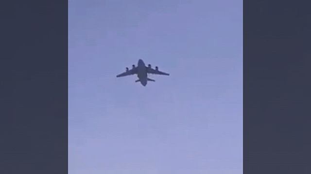 Аэропорт Кабул - Люди падают с самолета пытаясь улететь из Афганистана смотреть онлайн