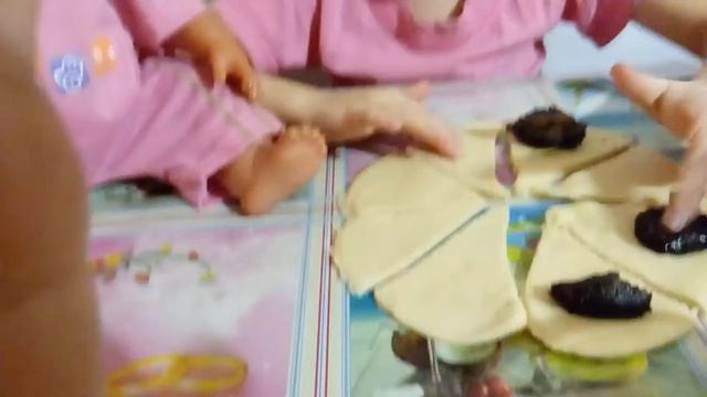 Видео детей.Кукла Baby Born и Даринка делают "Рогалики".preparing buns. смотреть онлайн