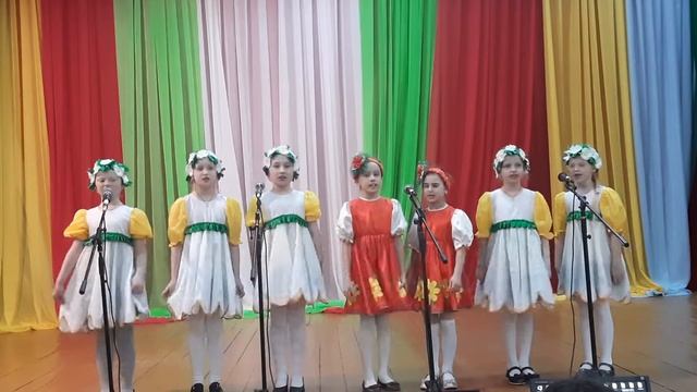 девочки песня Научила на ромашке меня бабушка гадать смотреть онлайн