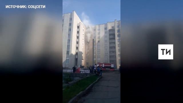 В Набережных Челнах очевидцы сняли на видео и фотокамеры пожар в бывшем общежитии смотреть онлайн