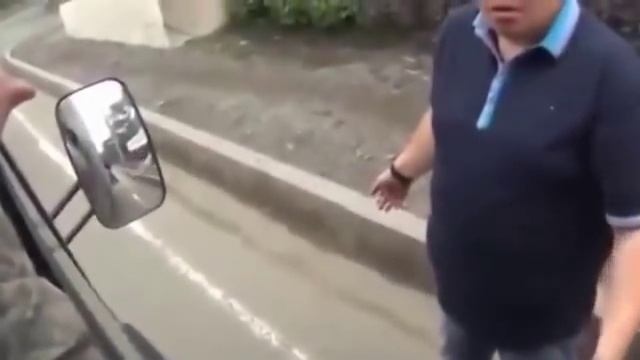 Бык, хотел опустить дальнобойщика Не тут то было смотреть онлайн