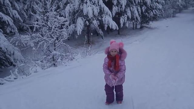 Катаемся с горки на ледянках испытываем горку №1 детский канал смотреть онлайн