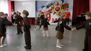 День Победы  военное попурри - дети подготовительной группы