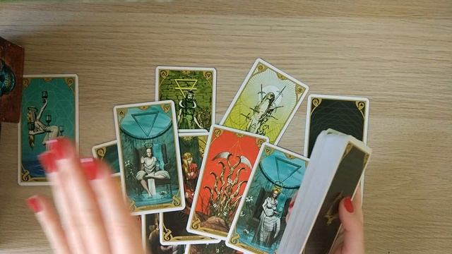 Нравлюсь ли я ему или мне показалось? Расклад на картах Таро