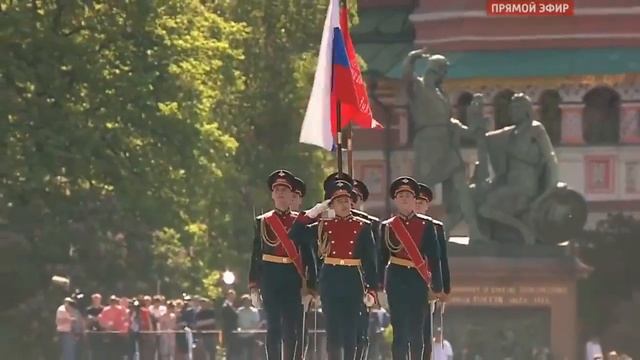 Вынос Государственного флага Российской Федерации и Знамени Победа на Красную площадь. 9 мая 2016г. смотреть онлайн