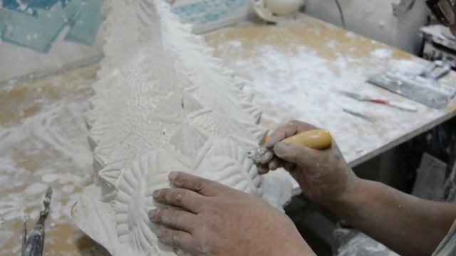 Азамат Асанбаев демонстрирует использование инструментов для керамики смотреть онлайн