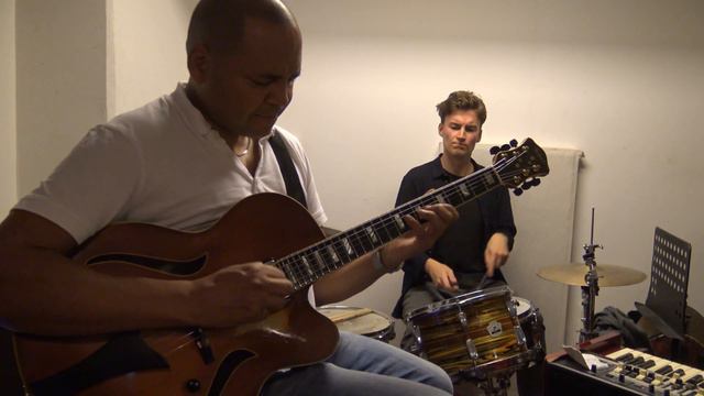 Johan Leijonhufvud:guitar, Leo Lindberg:organ and Jonas Bäckman:drums. Plays "Blame It On My Youth" смотреть онлайн
