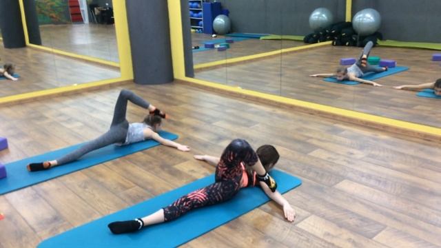 Гимнастическое упражнение на растяжку. смотреть онлайн