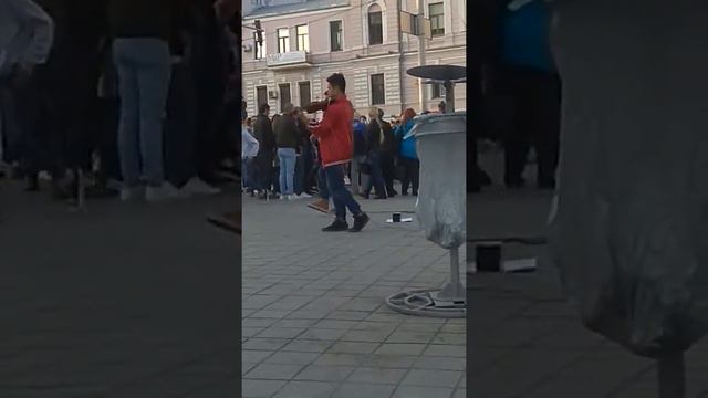 Музыканты играют на скрипке возле метро смотреть онлайн