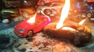 Горит машина // ГОРИ ГОРИ ЯСНО // Porsche vs Subaru #машинки в масштабе# Сожгли железные машинки //