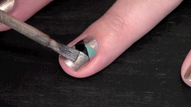 Fishtail Braided Accent Nail Art смотреть онлайн