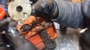 Хускварна 142 не подаёт масло на цепь