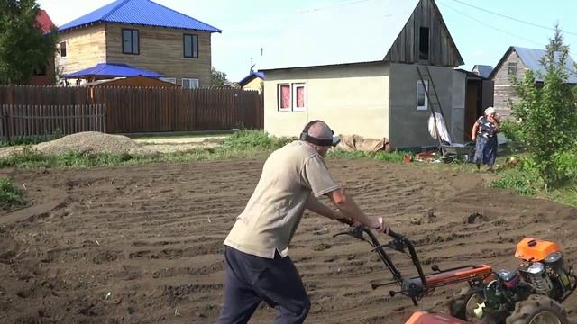 Вспашка фрезой с мотоблоком Гольдони смотреть онлайн