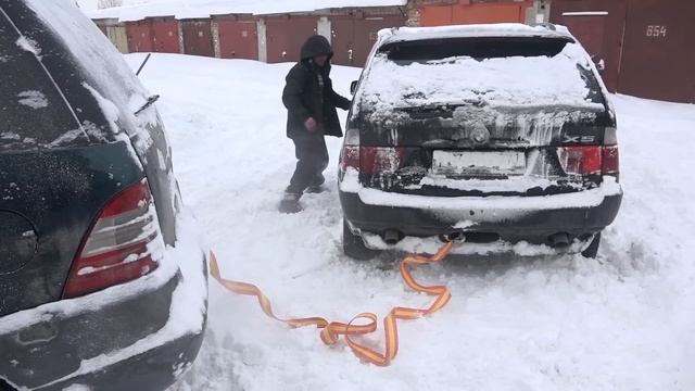 Снегопад хоть гусеницы ставь, NIVA  Мерседес ML230 ML320 (W163) BMW X5 (E53)