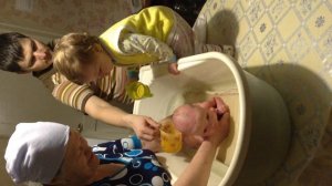 ШОК! как моют новорожденных детей в деревнях! how newborn babies are washed in villages!