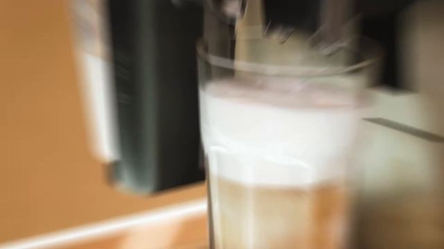 Uz Philips 5400 LatteGo do savršene šalice kavu u samo par trenutaka смотреть онлайн