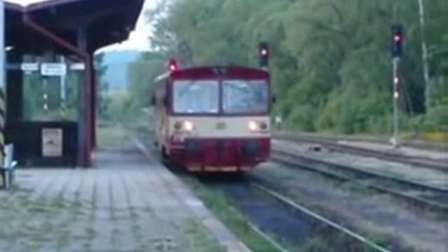 Železniční stanice Velké Meziříčí, příjezd a odjezd osobního vlaku смотреть онлайн