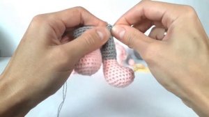 Мышка крючком. Вязаный мышонок. Вязаная мышка. Crochet mouse. Символ 2020 года. (Урок 2. Ножки тело
