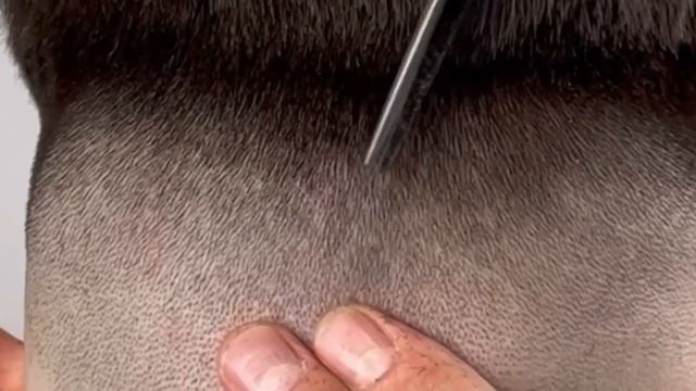 Отрывок из мастер-класса "Undercut. Mid-fade" смотреть онлайн