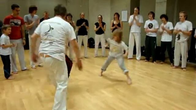 Eindejaarsroda - Roda de Réveillon 2010 - Mundo Capoeira (3/30) смотреть онлайн