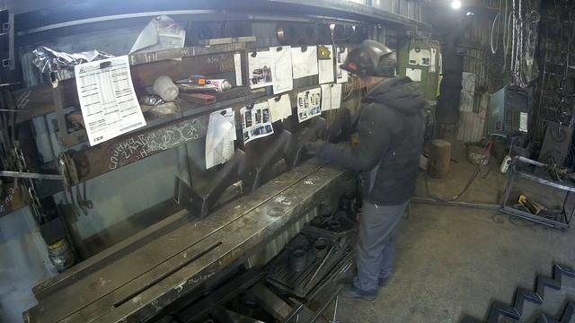 П-образная! Как сварить ЛЕСТНИЦУ на ломаных косоурах из профильной трубы 80х40. Советуем посмотреть смотреть онлайн