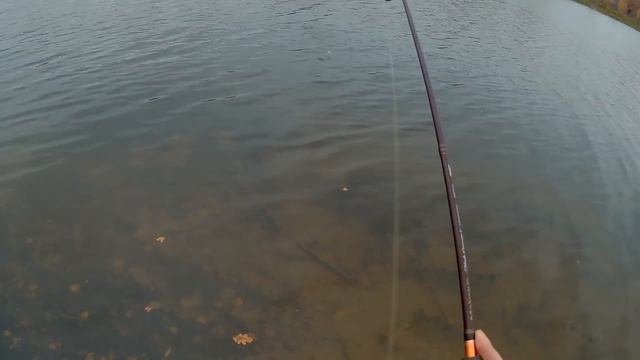 Клюёт на каждом забросе! Рыбалка на спиннинг. Ловля окуня на отводной поводок смотреть онлайн