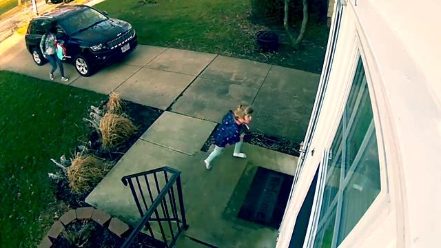 Девочку унесло ветром камера видео наблюдения смотреть онлайн