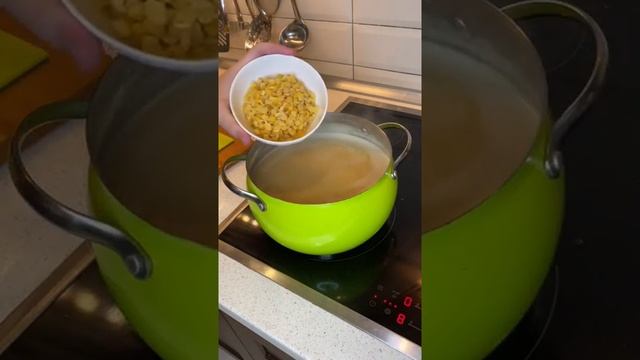 густой гороховый суп с копчеными ребрышками