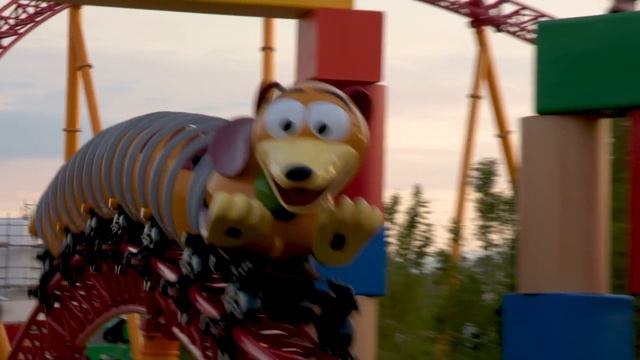 Slinky Dog Dash Roller Coaster running in Toy Story Land смотреть онлайн