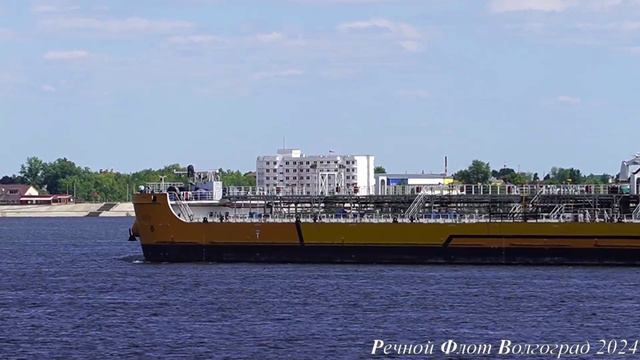 Теплоход АУРА проходит Город-герой Волгоград смотреть онлайн