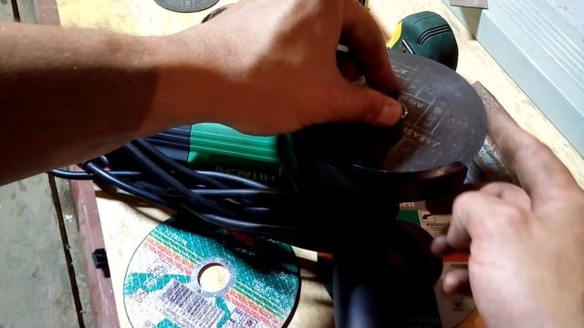 Затяжка диска на болгарке от руки. Правильная установка диска. смотреть онлайн