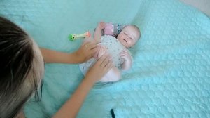 Как научить ребенка переворачиваться? Массаж для новорожденных.