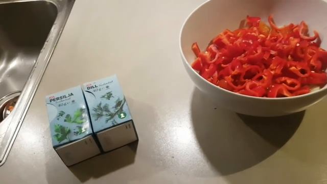 ГОТОВИМ ПРОСТО И ВКУСНО УЖИН. МЯСО С КАРТОШКОЙ В ДУХОВКЕ И САЛАТ С ПОМИДОРКАМИ ЧЕРРИ И ПАПРИКОЙ?? смотреть онлайн