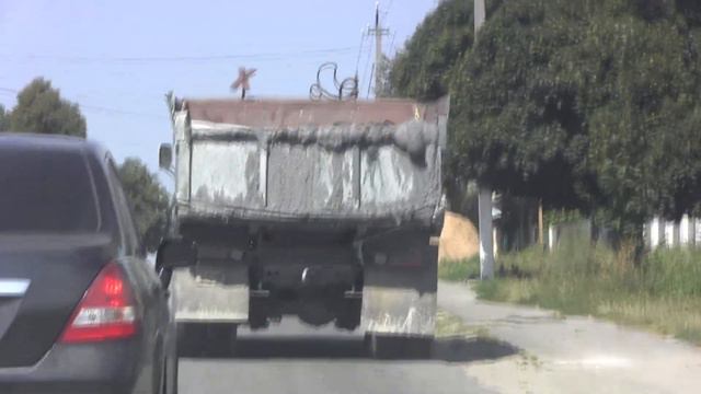 Отходы каменеобработки рассыпаны по всему городу смотреть онлайн