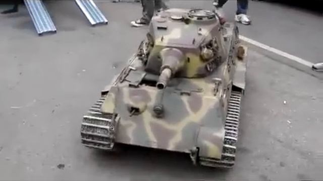 Огромный радиоуправляемый Танк с пультом ДУ смотреть онлайн