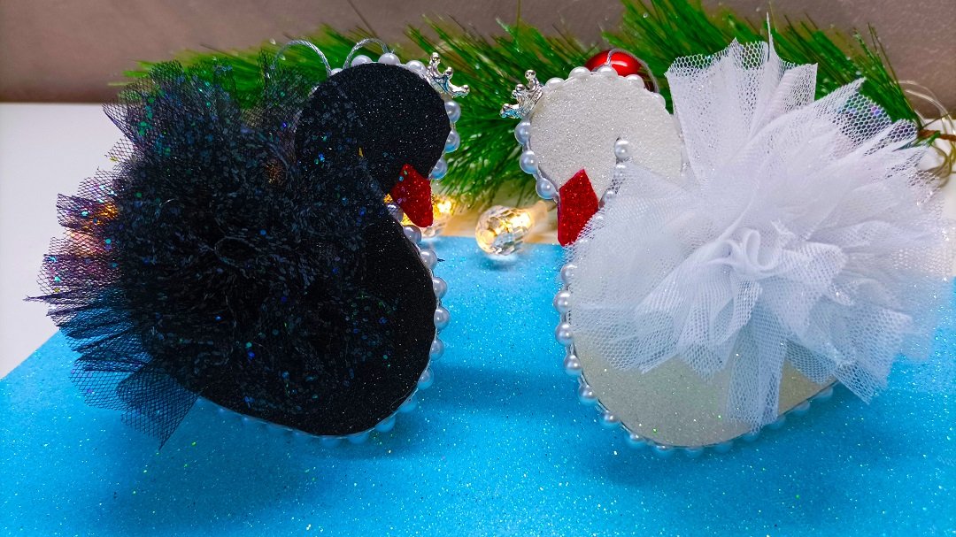 Прекрасные лебеди своими руками. Поделка новогодняя игрушка смотреть онлайн