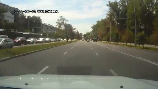 мопед решил проскочить на моргающий смотреть онлайн