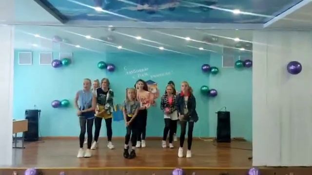 Танец-поздравление в рамках родительской недели от учащихся 6 класса смотреть онлайн
