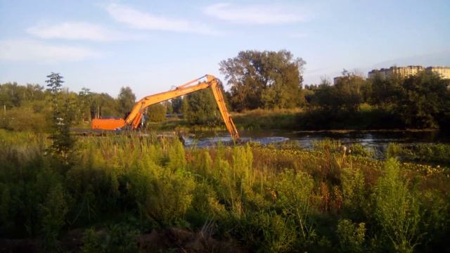 Чистим реку Клязьму в поселке Пироговский и не будем больше ее засорять... смотреть онлайн