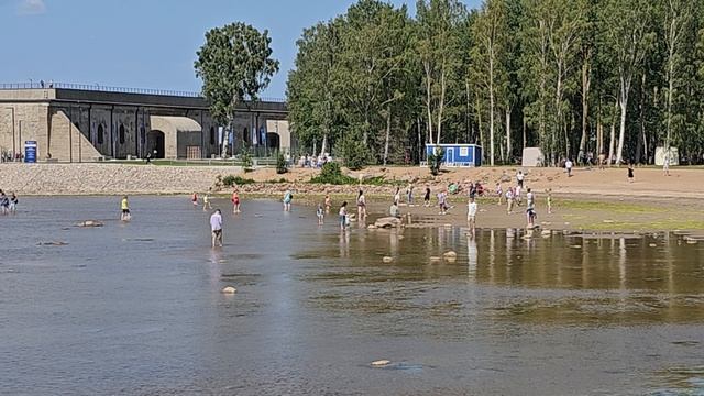 Кронштадт, Финский залив, хорошая погода, вода ушла, люди гуляют. 17 июня 2023 г. смотреть онлайн