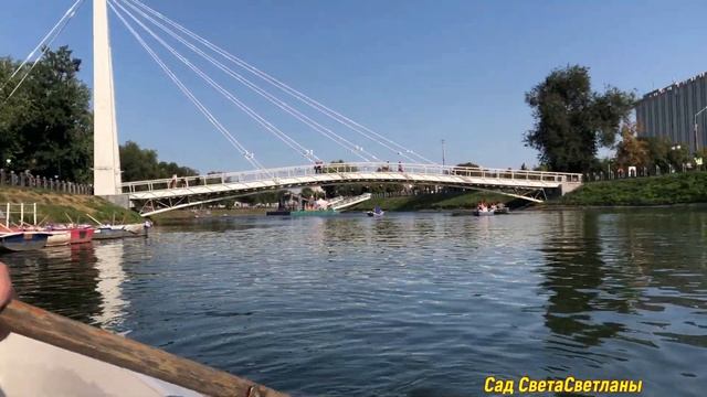 МЫ на лодочке катались.Река по которой мы плыли называется ХАРЬКОВ.День города 23 Августа. смотреть онлайн