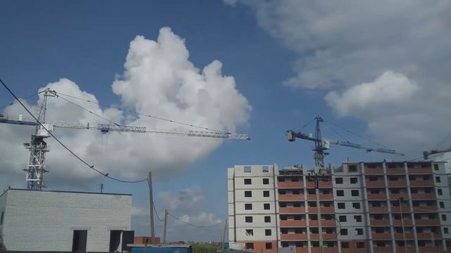 Микрорайон "Тепличный". Работа башенных кранов QTZ-80 смотреть онлайн