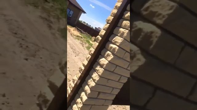 Забор с калиткой и откатными воротами из сэндвич панелей. смотреть онлайн