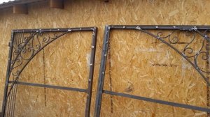 Ворота из профнастила с элементами ковки