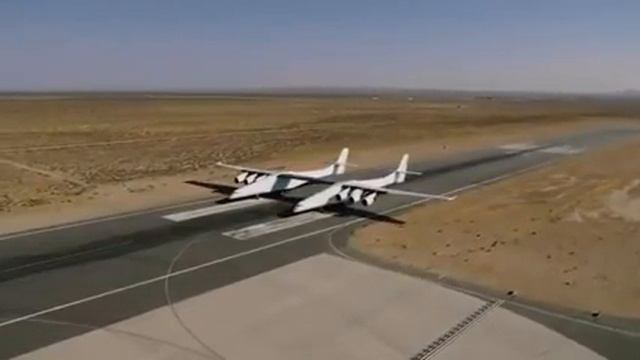 По взлетно-посадочной полосе прокатился самый большой самолет в мире смотреть онлайн
