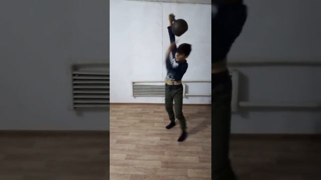 Талчок гири 16кг 91 раз 10 мин. В 12 лет смотреть онлайн