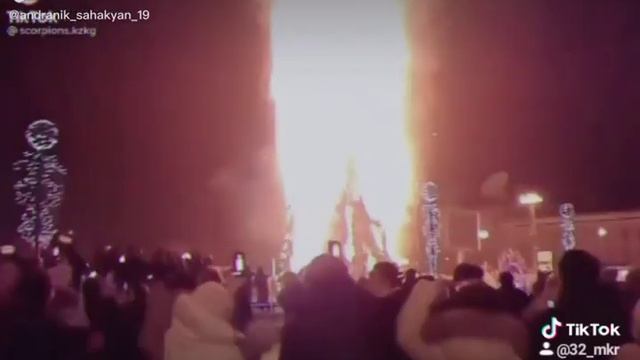 Елка ооочень красива горитт?????????#прикол#смех#prikol #тикток #елка #новыйгод #праздник///??? смотреть онлайн