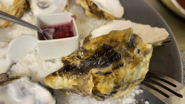 ФРАНЦУЗСКАЯ КУХНЯ · Первый раз пробуем сырые устрицы и другие деликатесы смотреть онлайн